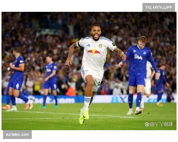 特写：在利兹联的球迷广场，数百人聚集通过大屏幕为客场球队加油